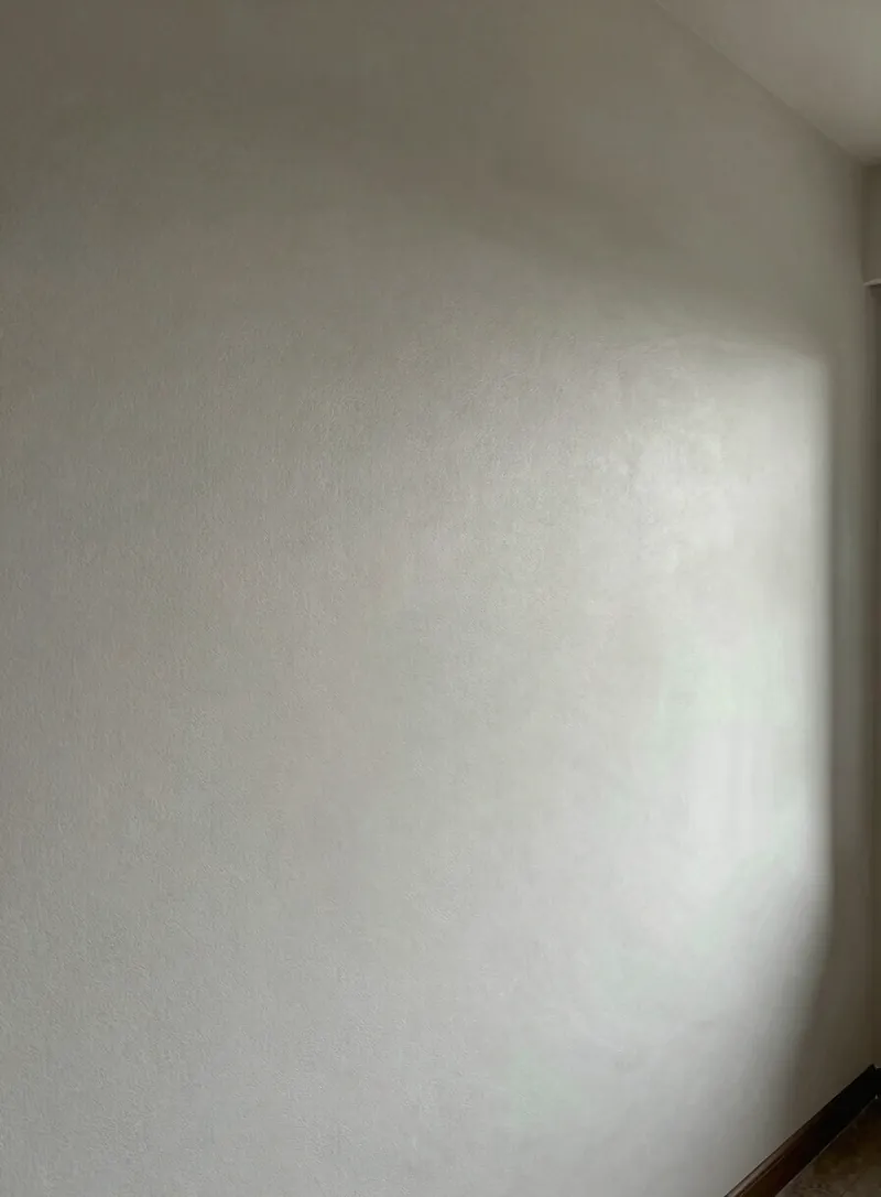 Room wall finished with a fine mineral wallcovering